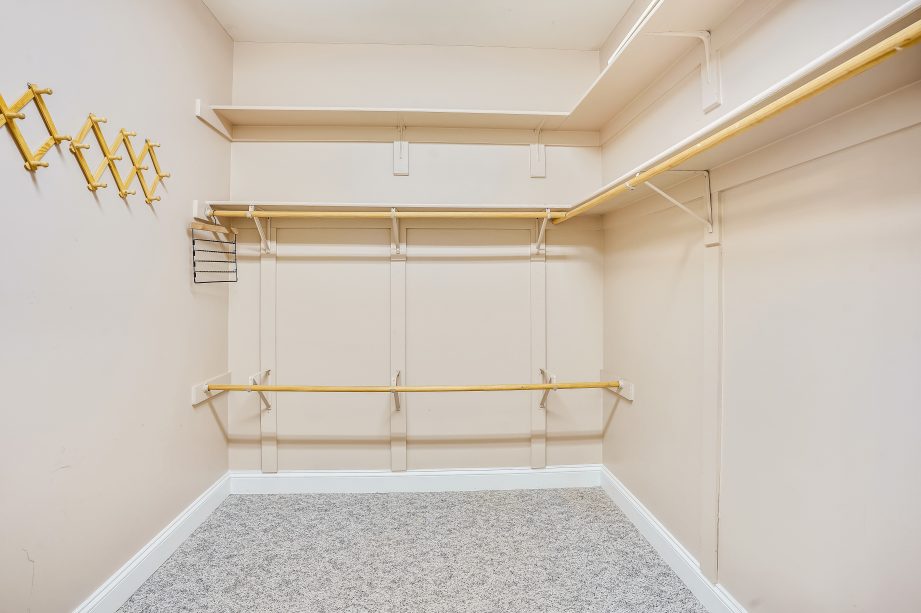 Caroline - Walk-in closet